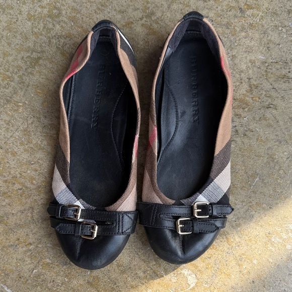 Burberry Women's Black and Tan Flats with Buckle Detail - Picture 1 of 1